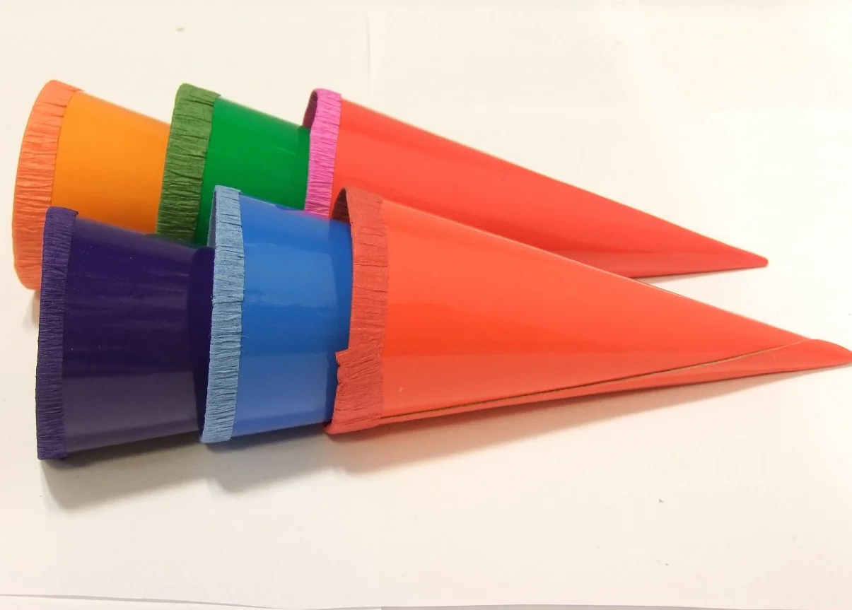 Coni Scuola Decorativi 12cm, 18 Pezzi (3 x 6)