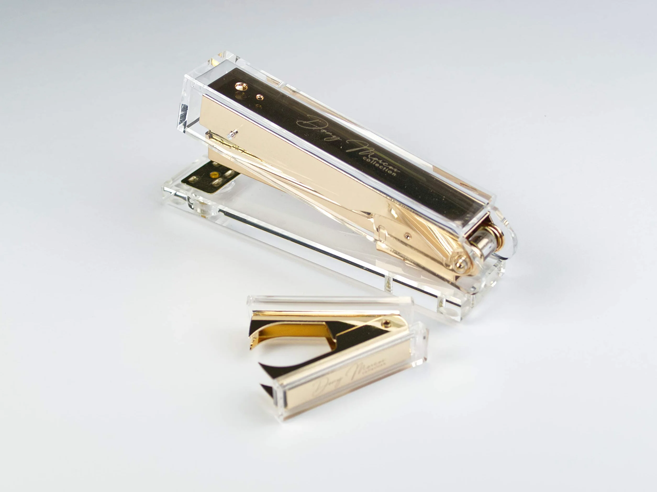 Set cucitrice + levapunti, in materiale acrilico trasparente e metallo color oro, pinzatrice per graffette 24/6, fissa 25 fogli