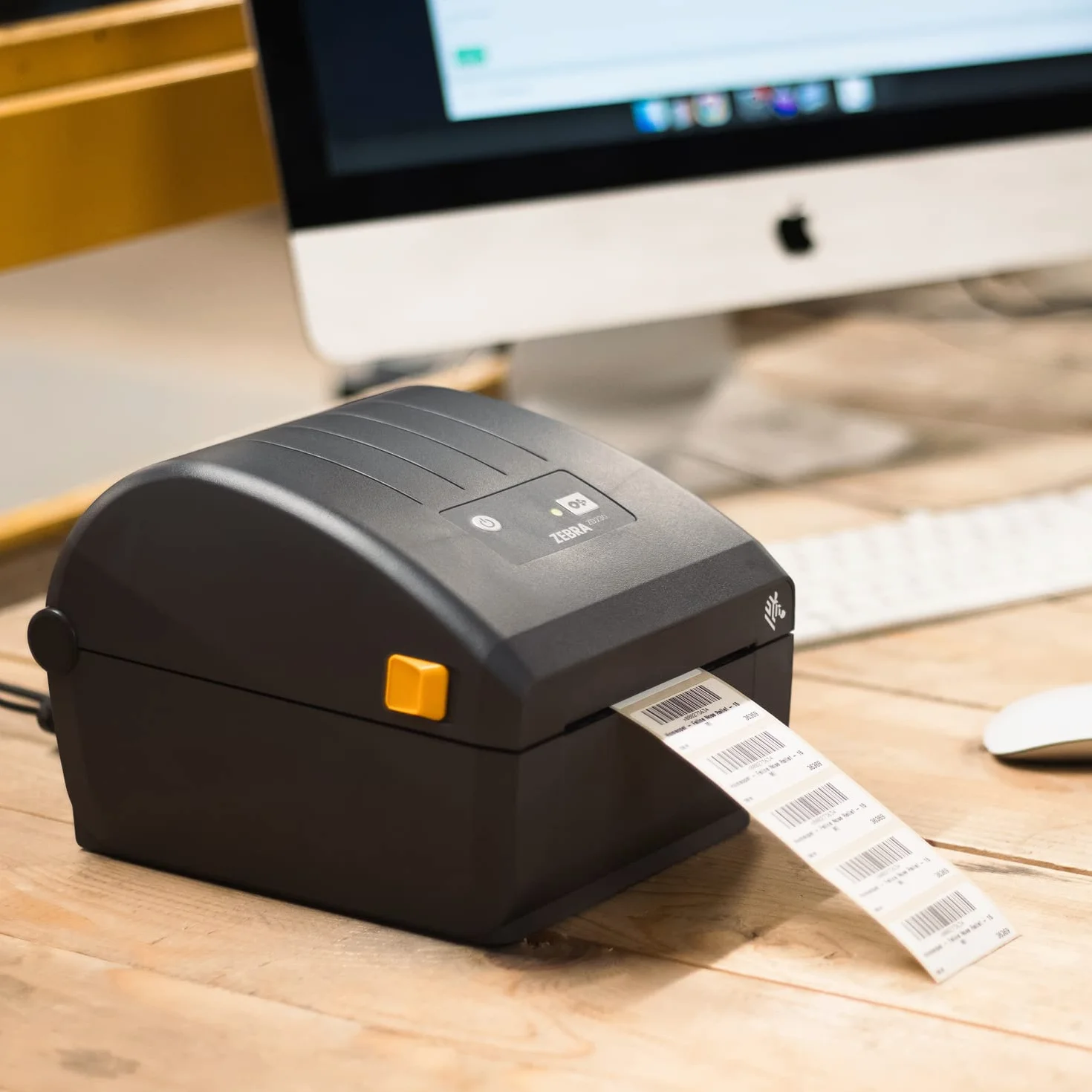 Zebra Stampante termica diretta ZD230-4 pollici Desktop Stampante - Connettività USB ed Ethernet - Adatto per applicazioni di logistica, produzione di luce, vendita al dettaglio e assistenza sanitaria