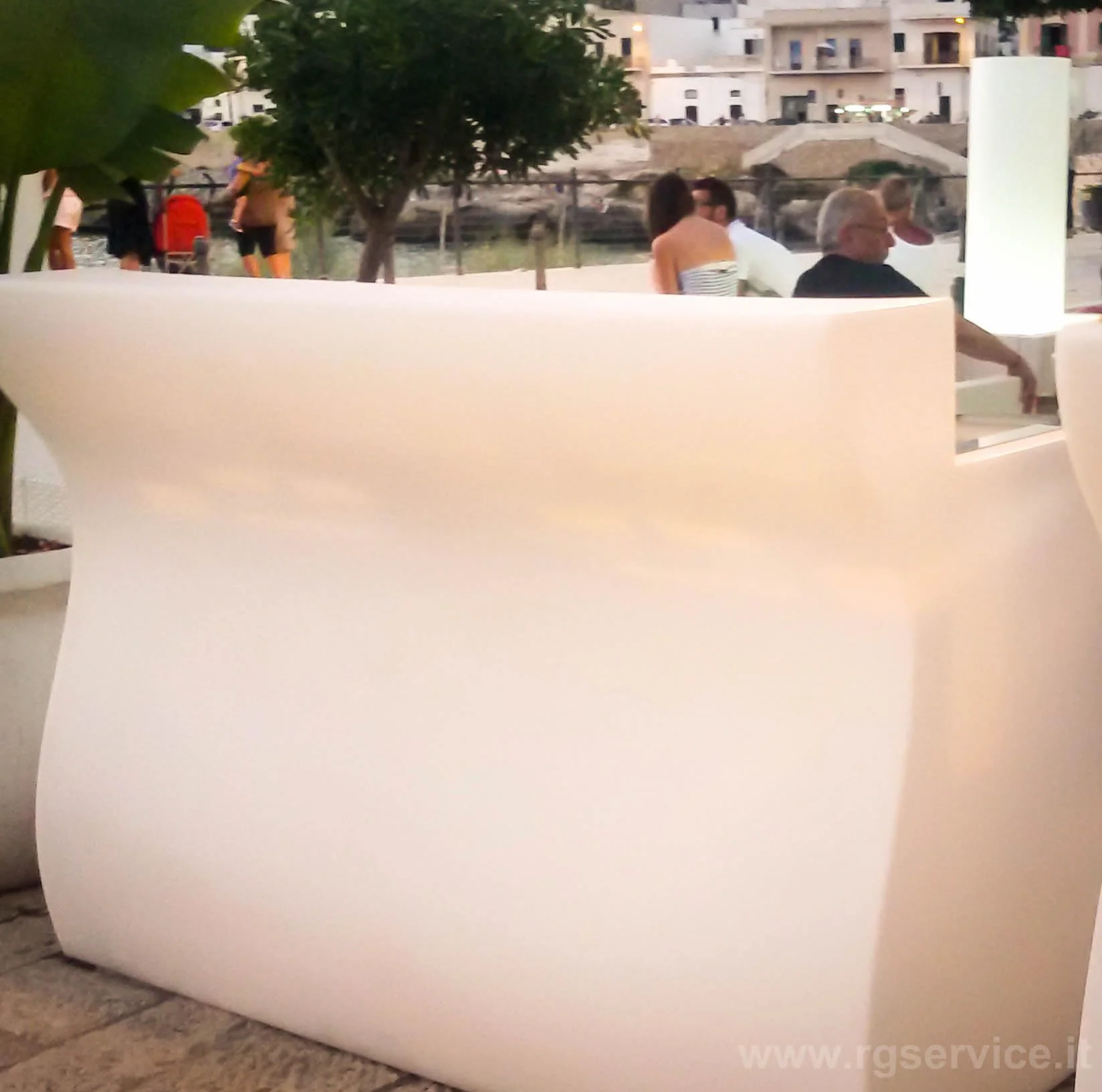 R.G.Service Bancone Reception Desk Bar Bart in Polietilene Luminoso Modulare per esterni ed interni. Accoglienza Brillante, trasforma i tuoi spazi con Il Desk Bar.