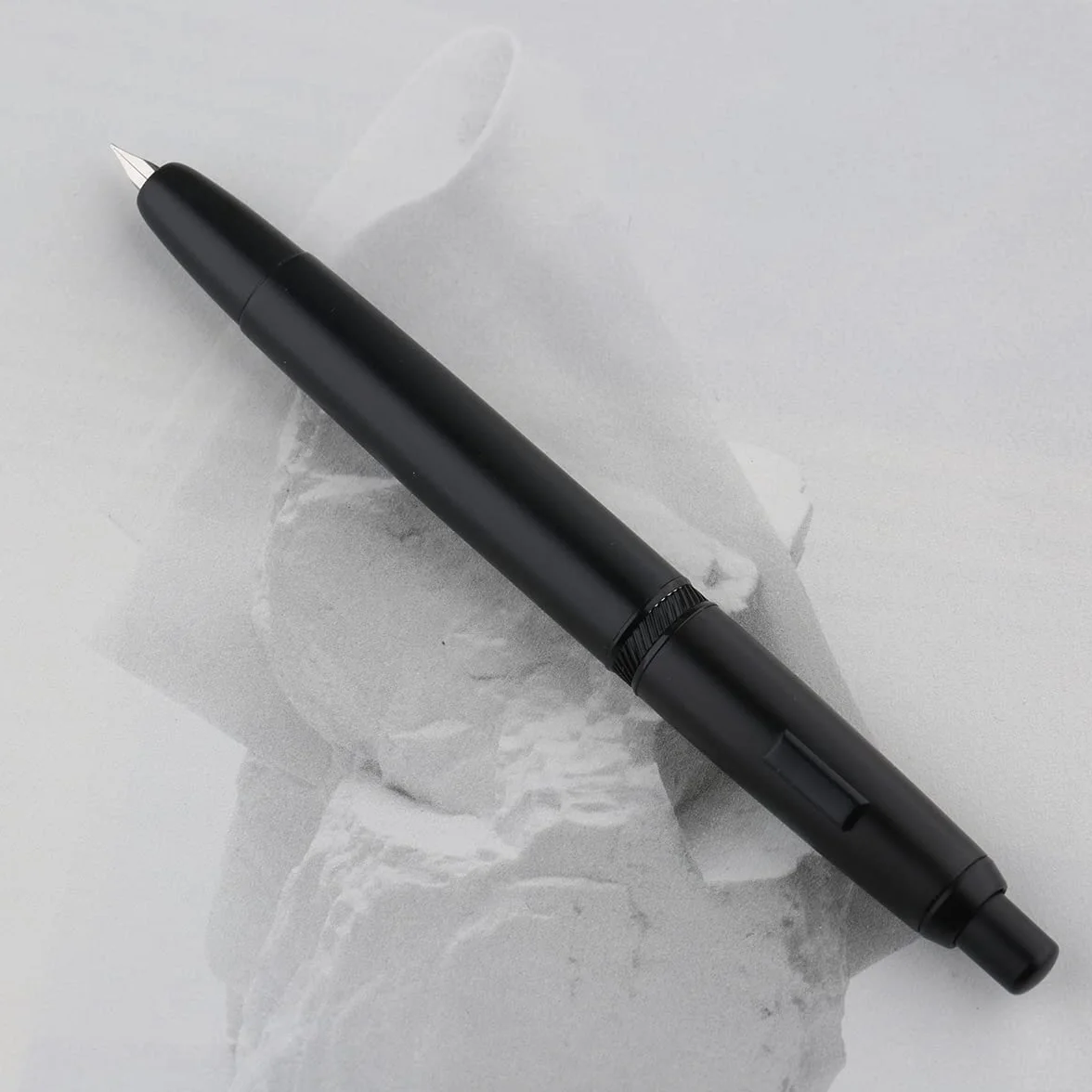 Majohn - Penna stilografica A1 con scatola, pennino extra fine retrattile, in metallo, inchiostro nero opaco, con convertitore per scrittura (senza clip)