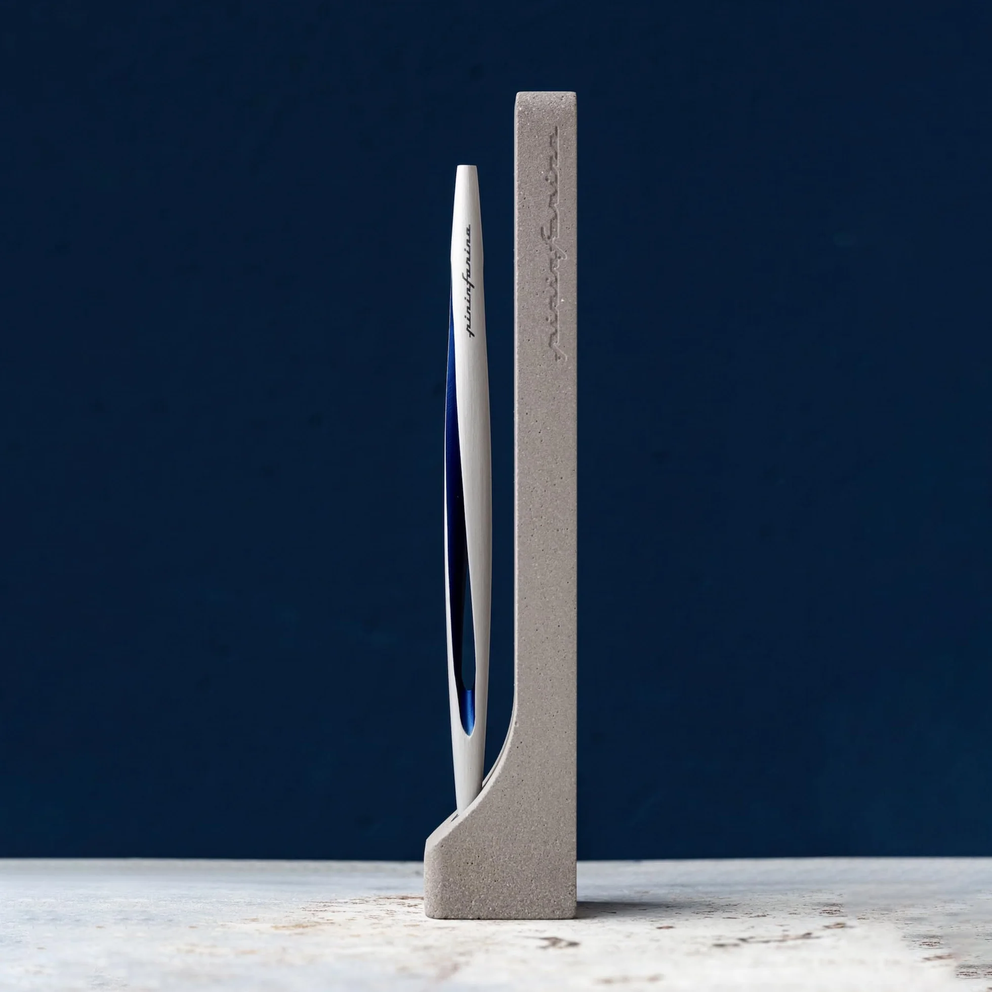 PININFARINA AERO | Stilo Ethergraf Design Italiano | Strumento da Scrittura Futuristico Made in Italy | Oggetto Design Lusso | Regalo Elegante | Materiali Aerospaziali e Supporto Cemento | Blu