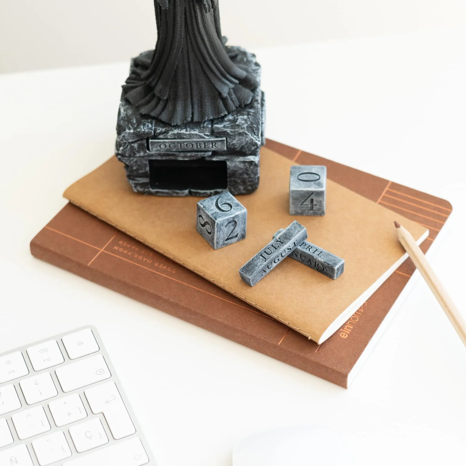 Grupo Erik Calendario Perpetuo Il Signore degli Anelli Nazgul 3D - Calendario da Tavolo Signore degli Anelli Gadget | Decorazione da Scrivania per Fans Lord of the Rings (9 x 9 x 23 cm)