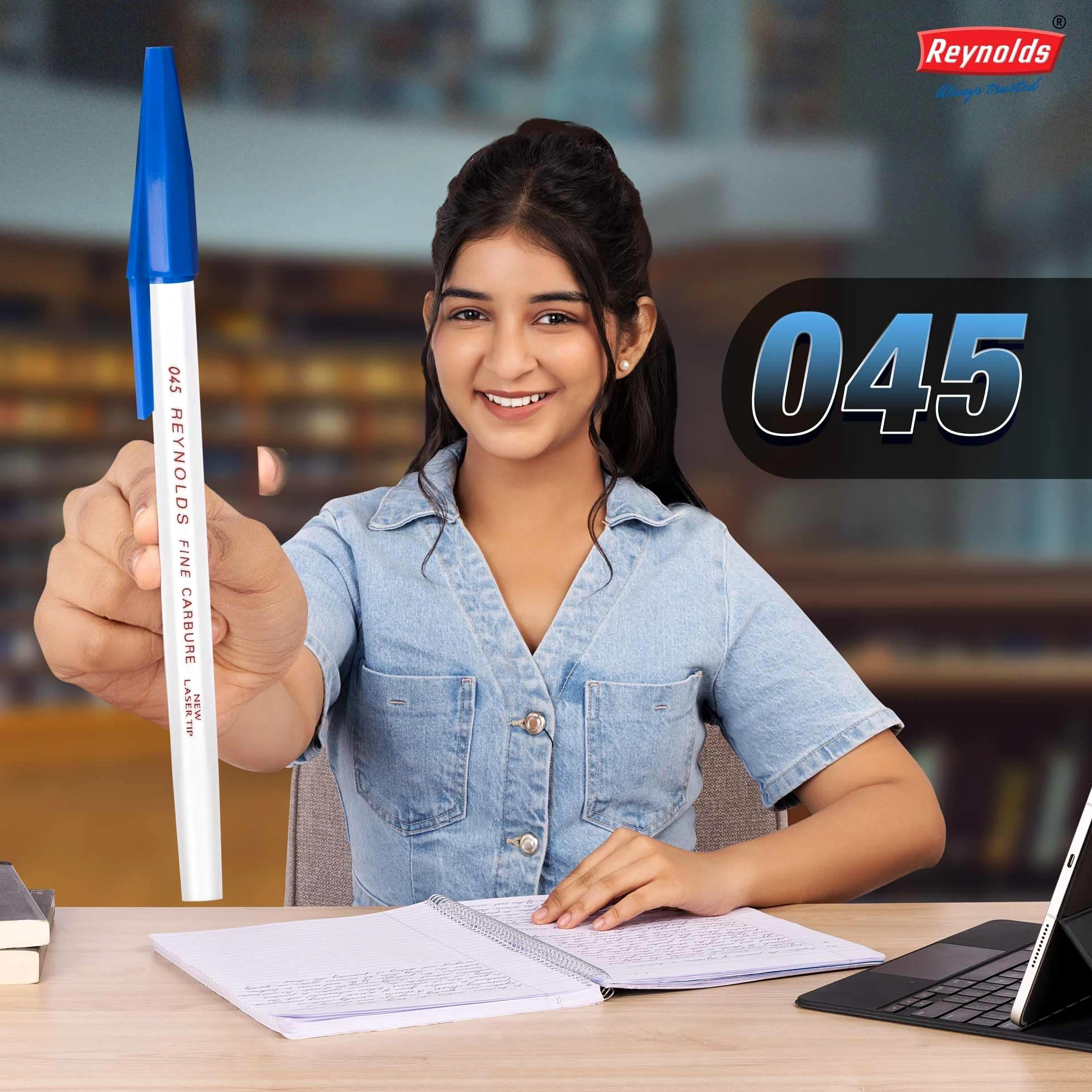 Reynolds Set di penne a sfera 045, 50 penne (35 blu, 10 nere, 5 rosse), penne con impugnatura comoda, penne a sfera per scrivere, penne per studenti e cancelleria da ufficio, dimensioni punta 0,7 mm