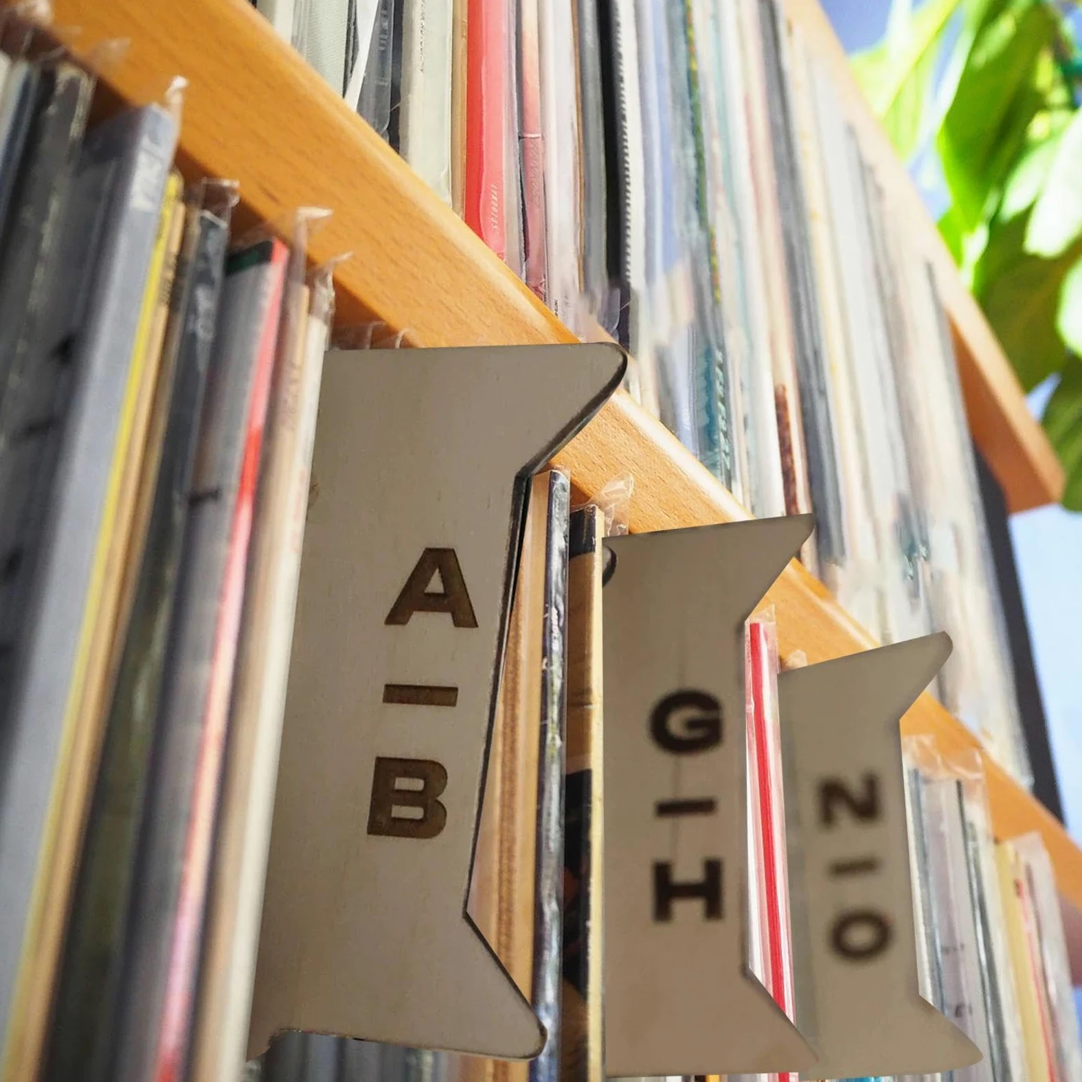 Divisori per registri, divisori per registri, divisori per registri, organizzatori di archiviazione in legno su un lato, supporto alfabetico per registri dalla A alla Z