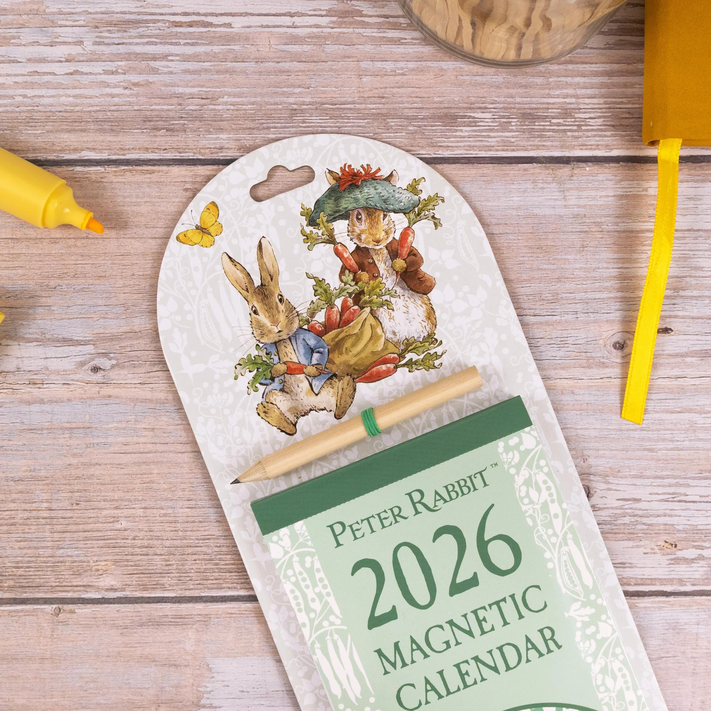 Calendario settimanale magnetico 2026 di Peter Rabbit, organizer da montare sul frigorifero con pagine strappabili, matita e opere d'arte di Beatrix Potter