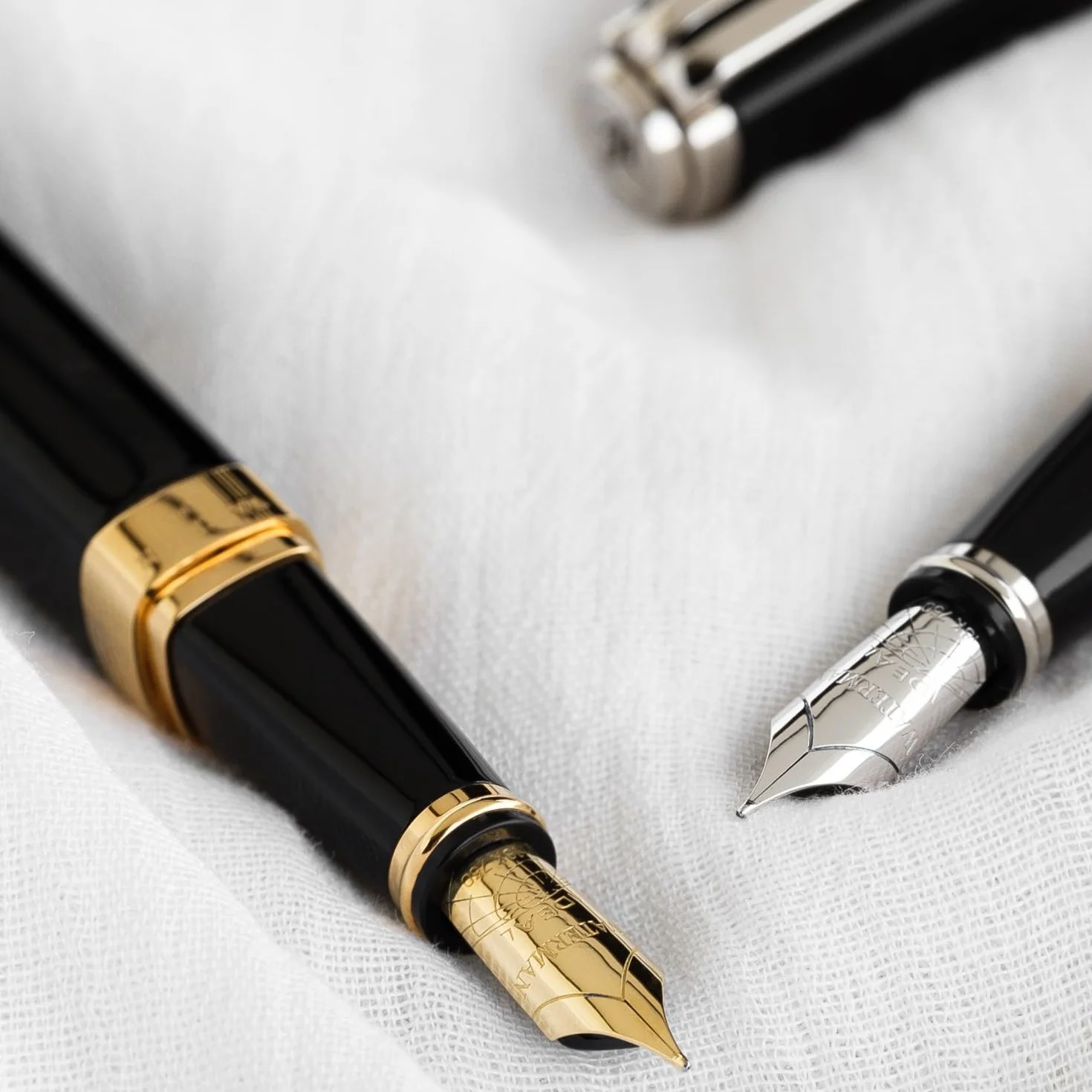 Waterman Exception Penna Stilografica Sottile, Pennino Medio con Cartuccia di Inchiostro Blu, Nero con Clip in Oro 23 Carati, Confezione Regalo