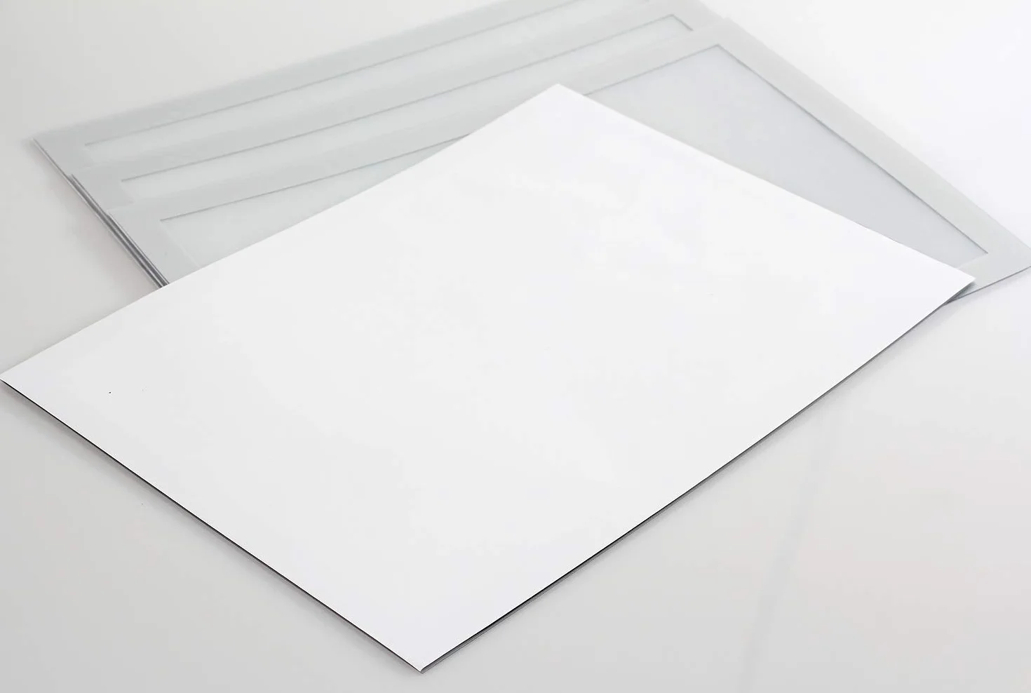 TUKA-i-AKUT 10x A5 Cornice Magnetica per Espositore, Autoadesiva Cornice per Display su Superfici Lisce Solide, Buste per Documenti Poster Cartelli Avvisi, Confezione da 10, Argento TKD8400-A5-10x