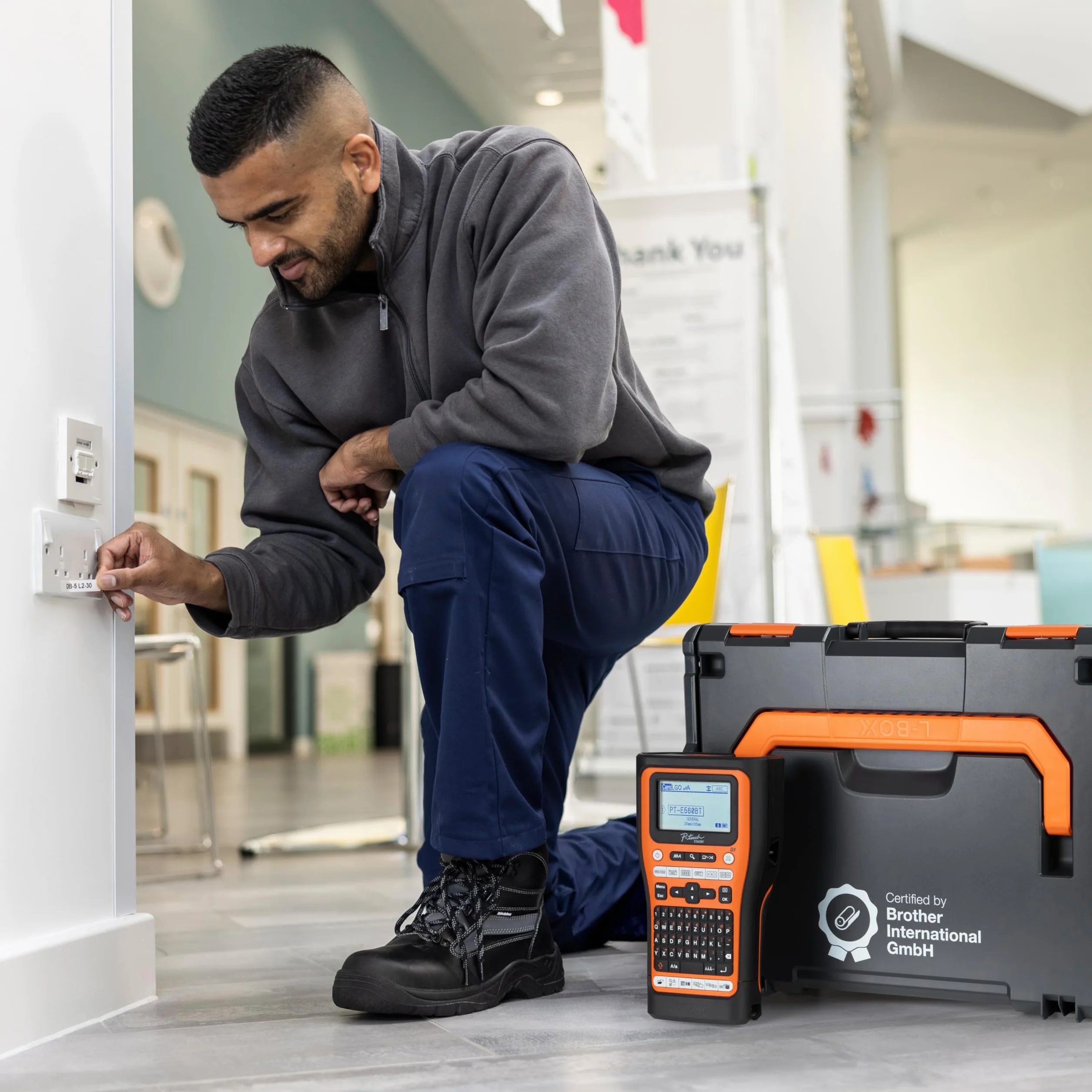 PT-E560BT e Brother L-BOXX 136 con inserto in gommapiuma, certificato da Brother International GmbH