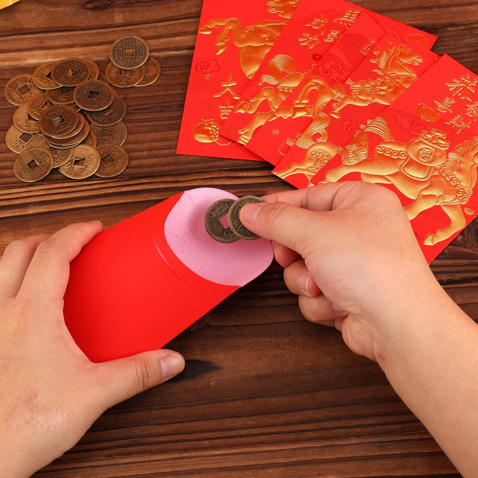 Buste Rosse per Capodanno Cinese 2026 Feng Shui 11,5x8cm 36pz con 50pz Monete Cinesi (6 Stili)