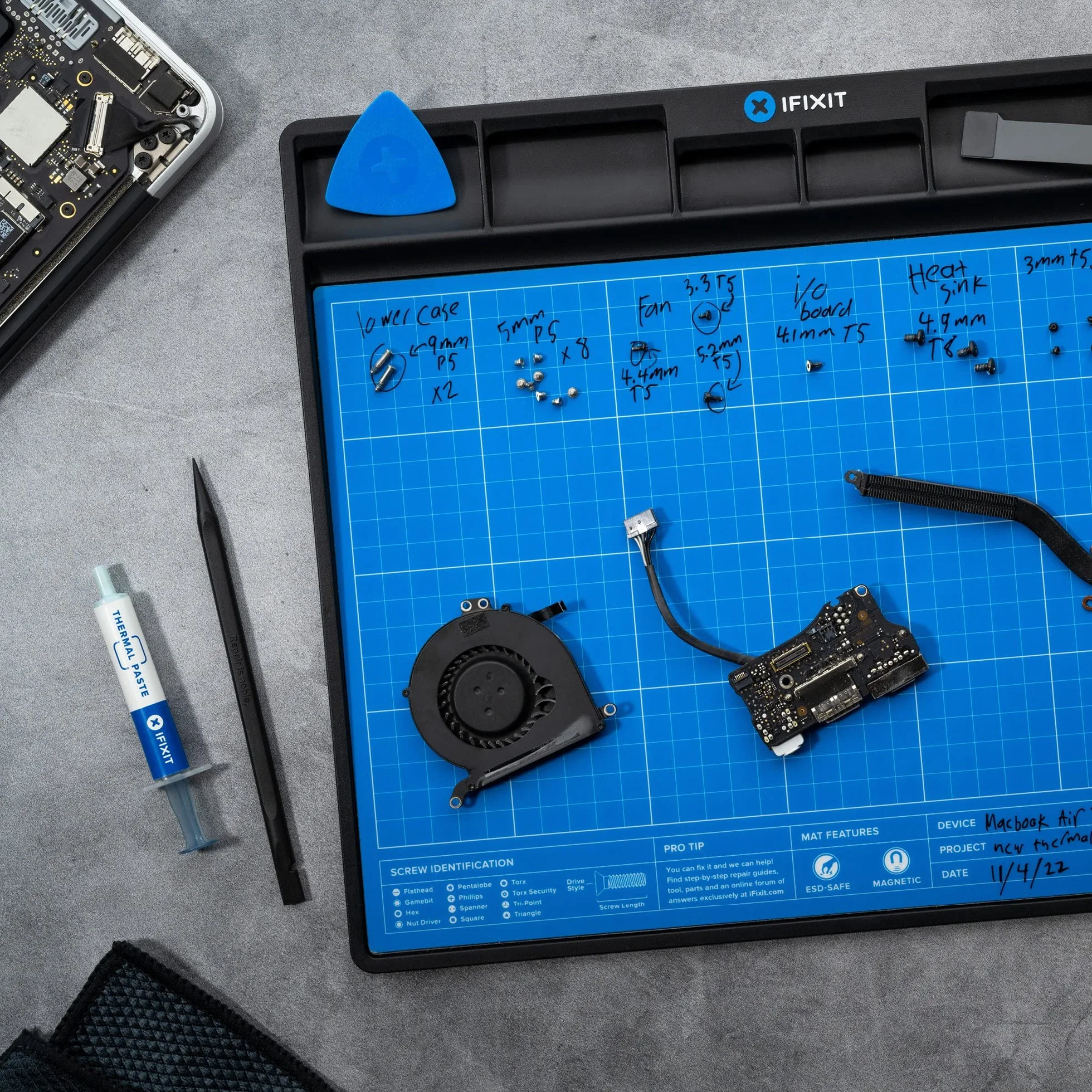 iFixit FixMat, tappetino da lavoro magnetico antistatico con scomparti per viti e componenti per riparazioni elettroniche