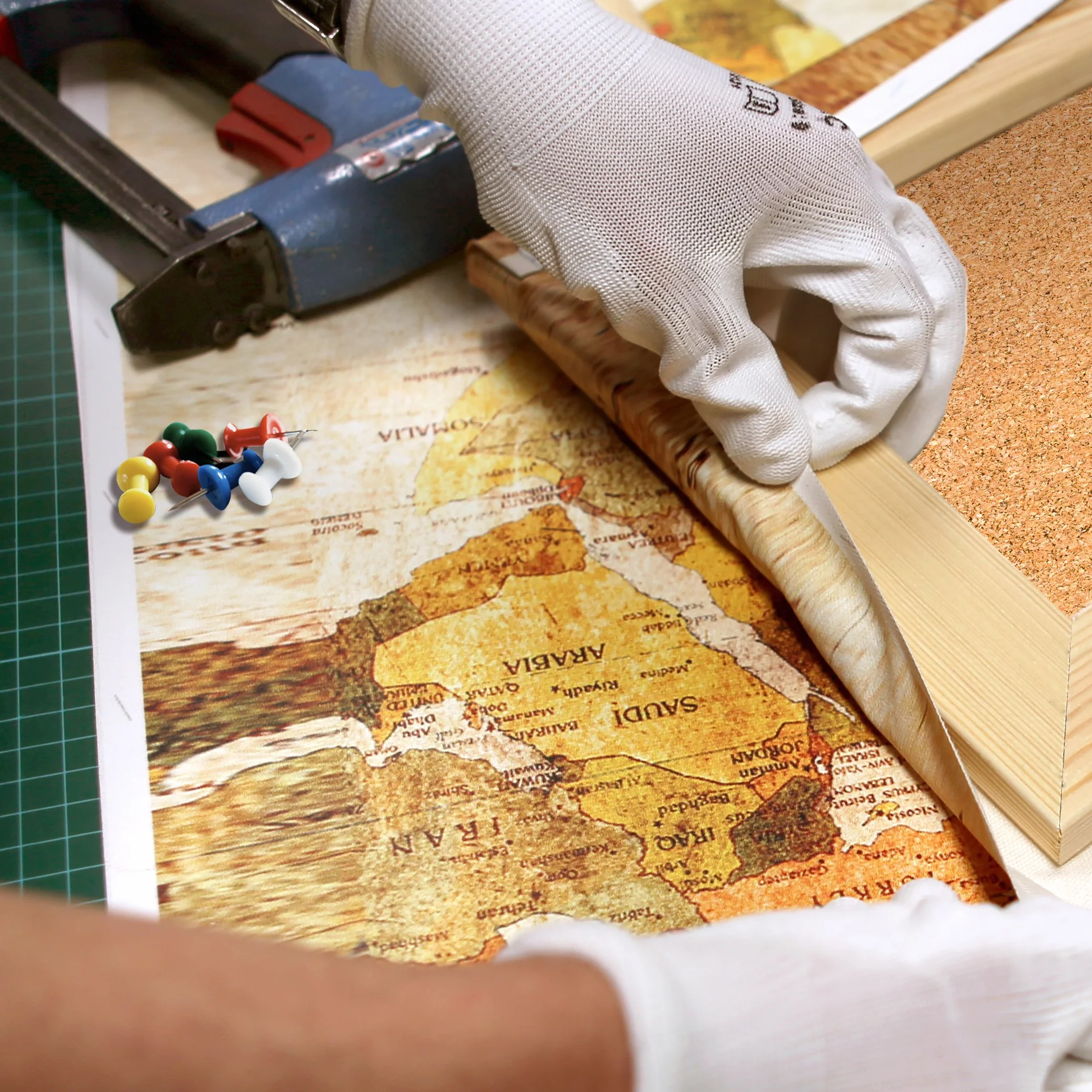 Cuadros B&D XXL - Lavagna Di Sughero per Puntine - Mappa Mondo 120x80 cm 1 Pezzo - Bacheca Sughero da Parete & Quadro su tela in un Uno - Grande Decorativo per Parete per le Note - Terra k-C-0053-p-b