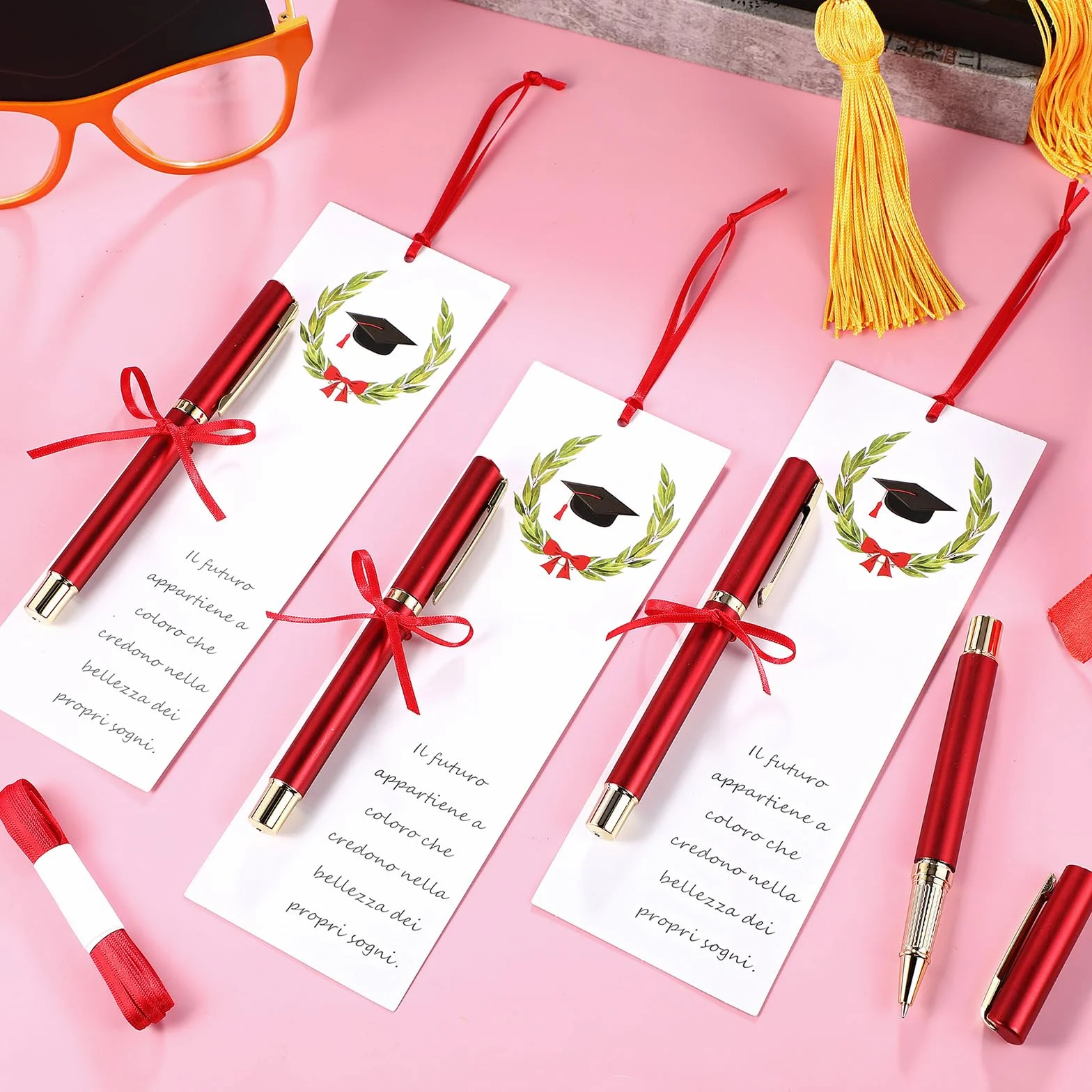 Clabby Set Regalo di Laurea Segnaposto Laurea Segnalibro con Citazione Cappello Penna Gel Rossa e Nastri Rossi(50 Pezzi)