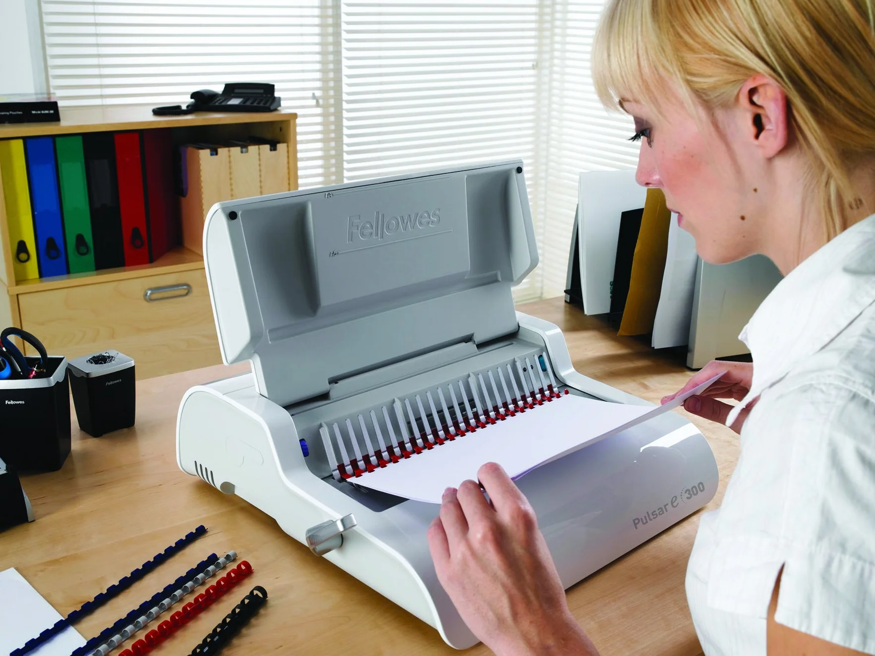 Fellowes 5620701 Rilegatrice Elettrica a Dorsi Plastici Pulsar-E, Capacità di Rilegatura 300 Fogli