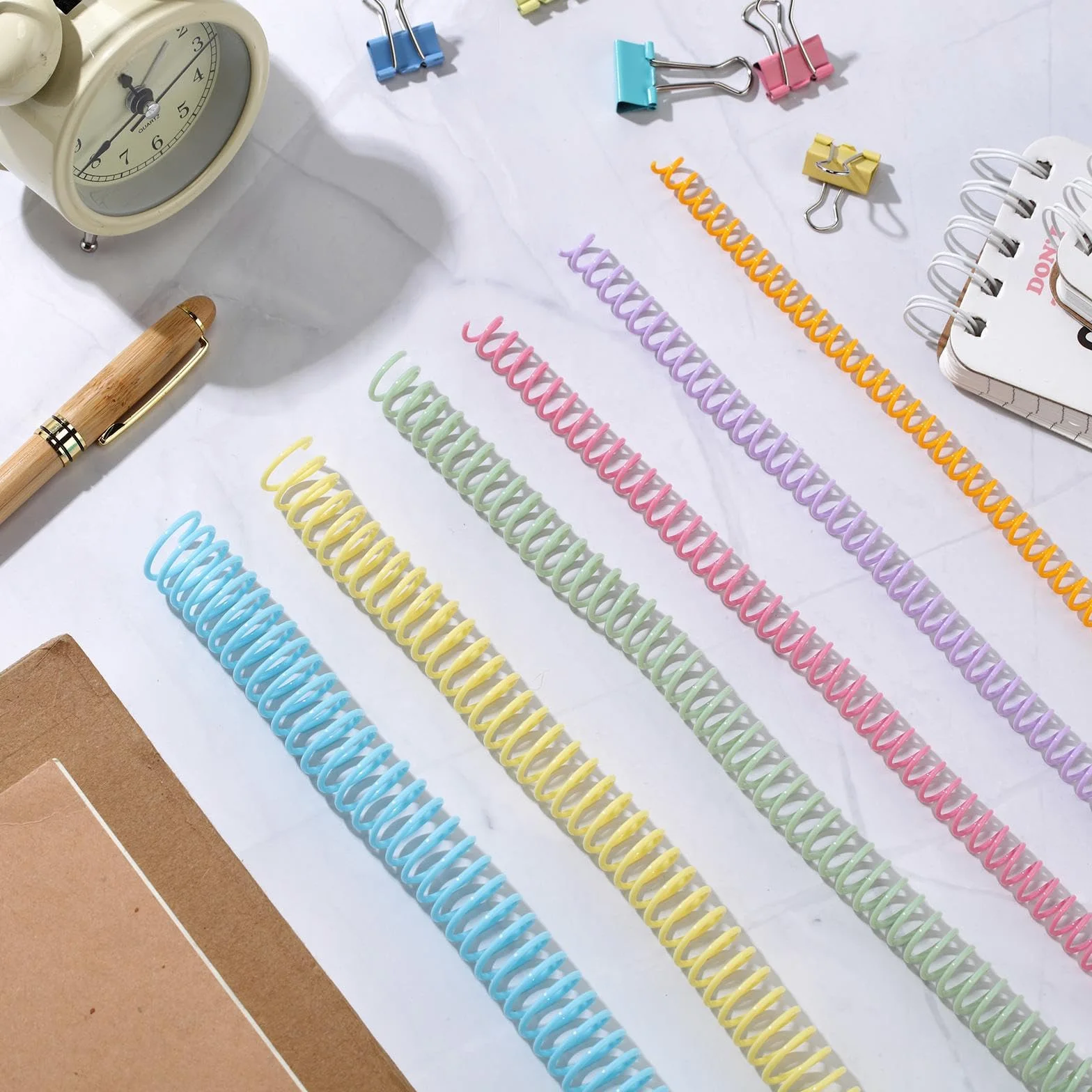 Confezione da 120 bobine di rilegatura a spirale in plastica, kit di rilegatura a spirale multiformato, dorsi per rilegatura, pettini, passo 4:1, 1/4 5/16 3/8 1/2 5/8 3/4 pollici (colorate)
