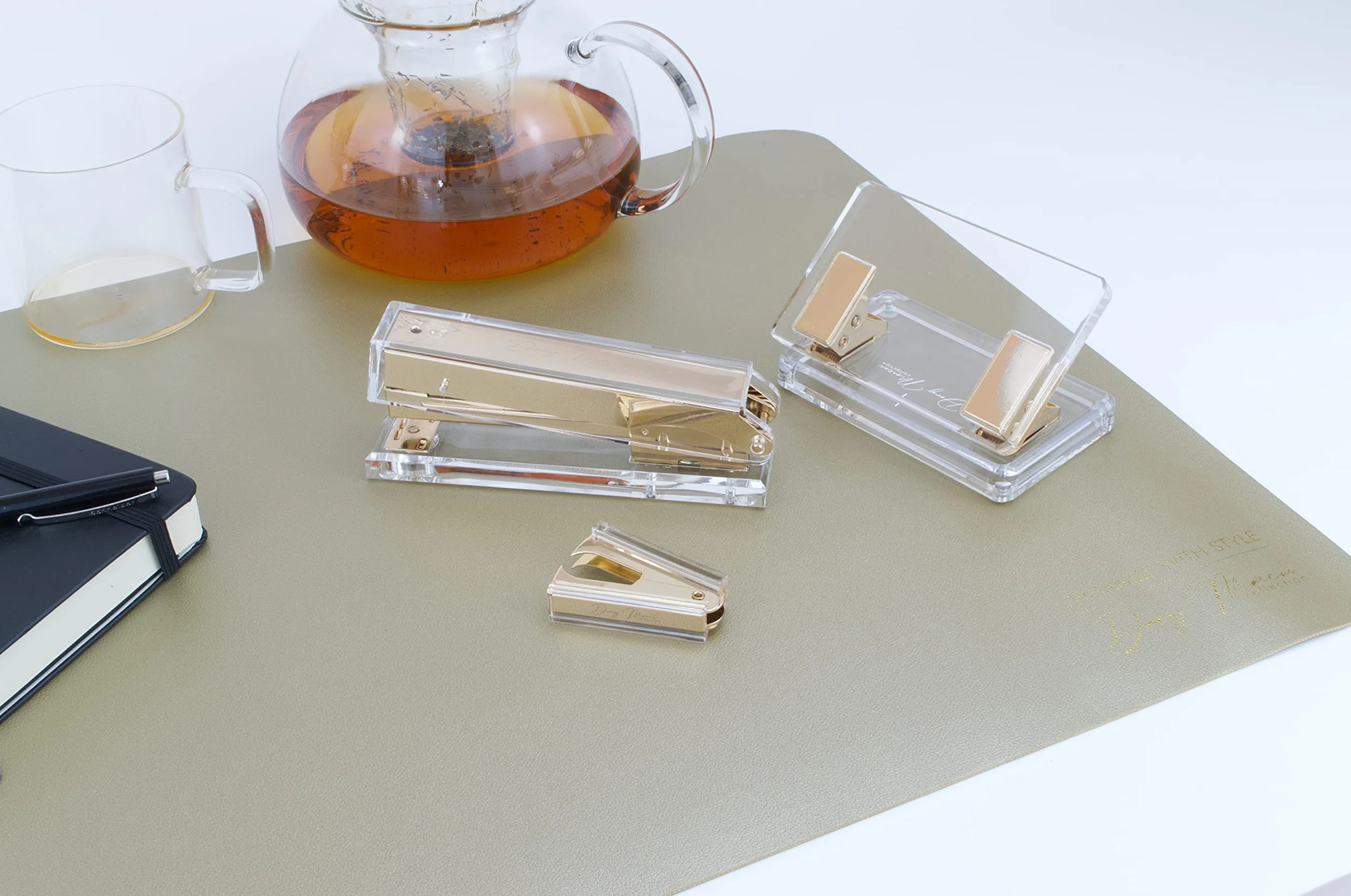 Set cucitrice + levapunti, in materiale acrilico trasparente e metallo color oro, pinzatrice per graffette 24/6, fissa 25 fogli
