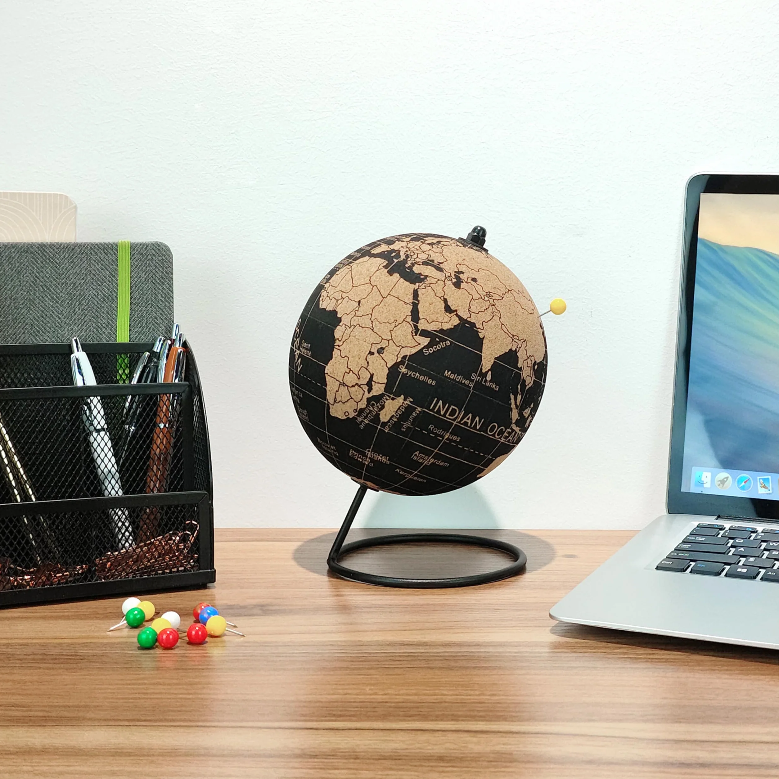 EXERZ Mappamondi in Sughero Naturale 14 cm con 12 Spilli Inclusi – Globo Educativo per Viaggi, Avventure e Pianificazione di Vacanze
