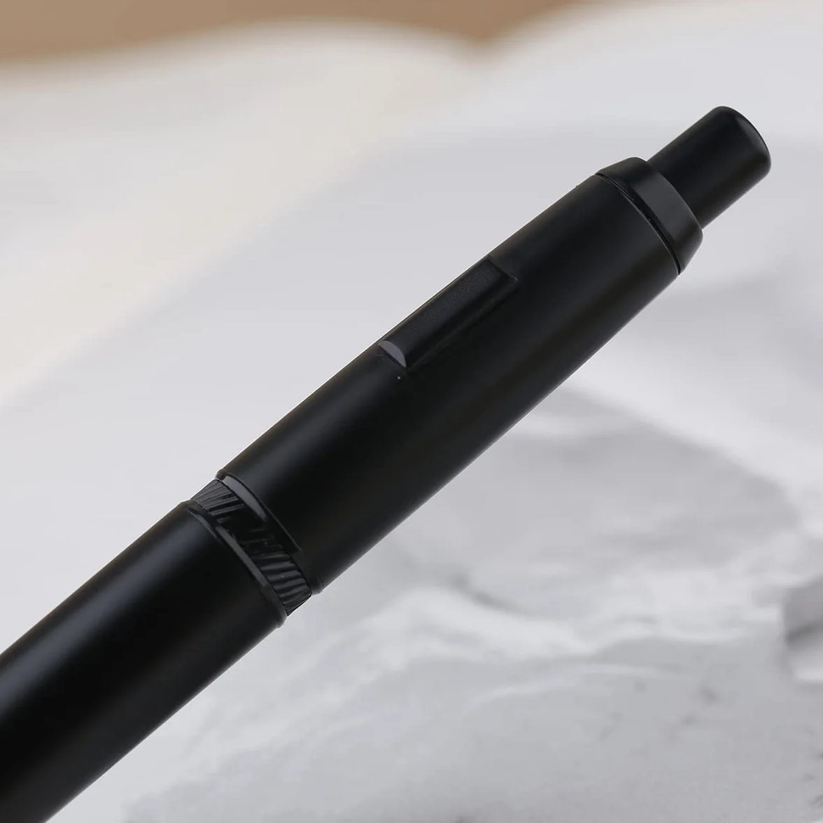 Majohn - Penna stilografica A1 con scatola, pennino extra fine retrattile, in metallo, inchiostro nero opaco, con convertitore per scrittura (senza clip)