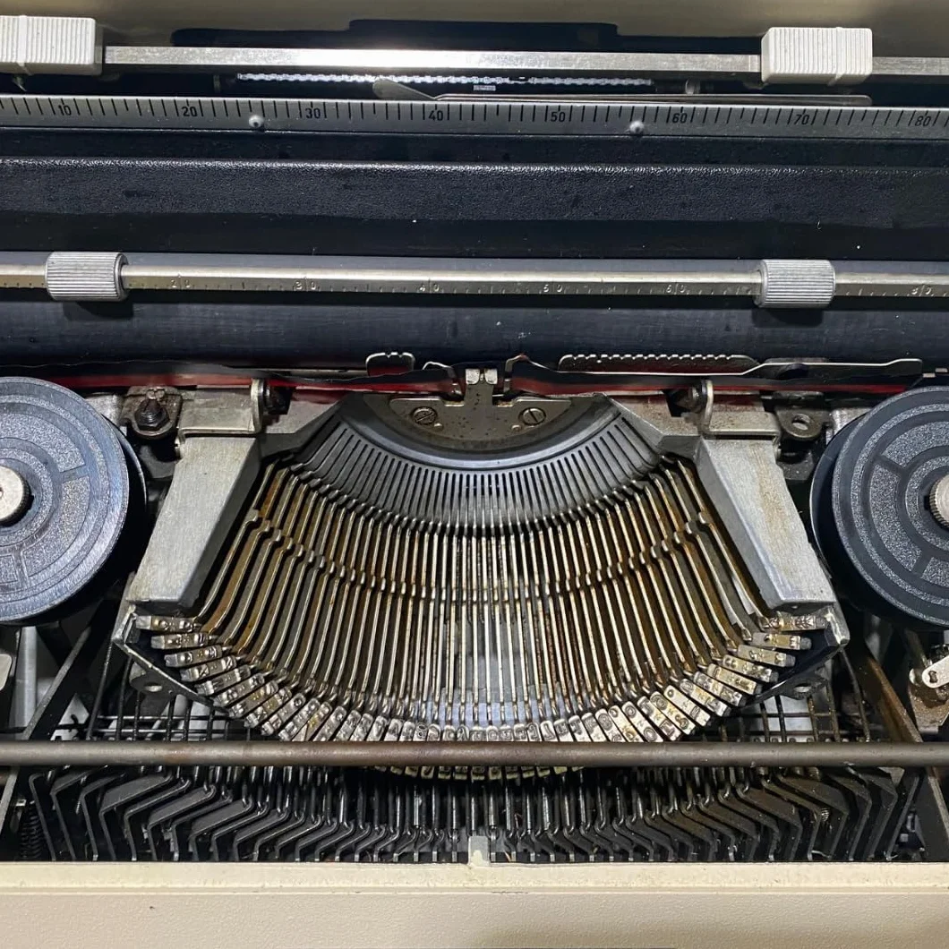 Macchina da scrivere Vintage Oliveti Lettera 35 - Tastiera in spagnolo rivista e funzionale ideale per il collezionismo - completamente funzionale