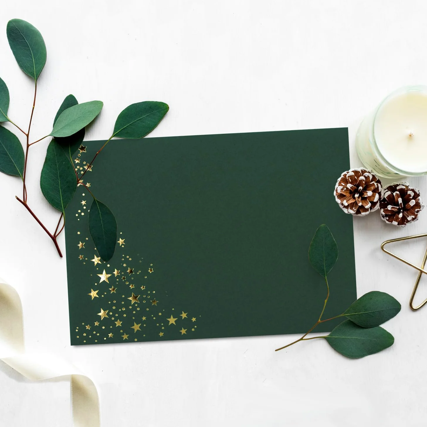 250 buste natalizie – DIN C6 – con pioggia stellata in rilievo oro metallizzato, colore: verde pino (verde) – incollaggio a umido, 120 g/m² – 114 x 162 mm