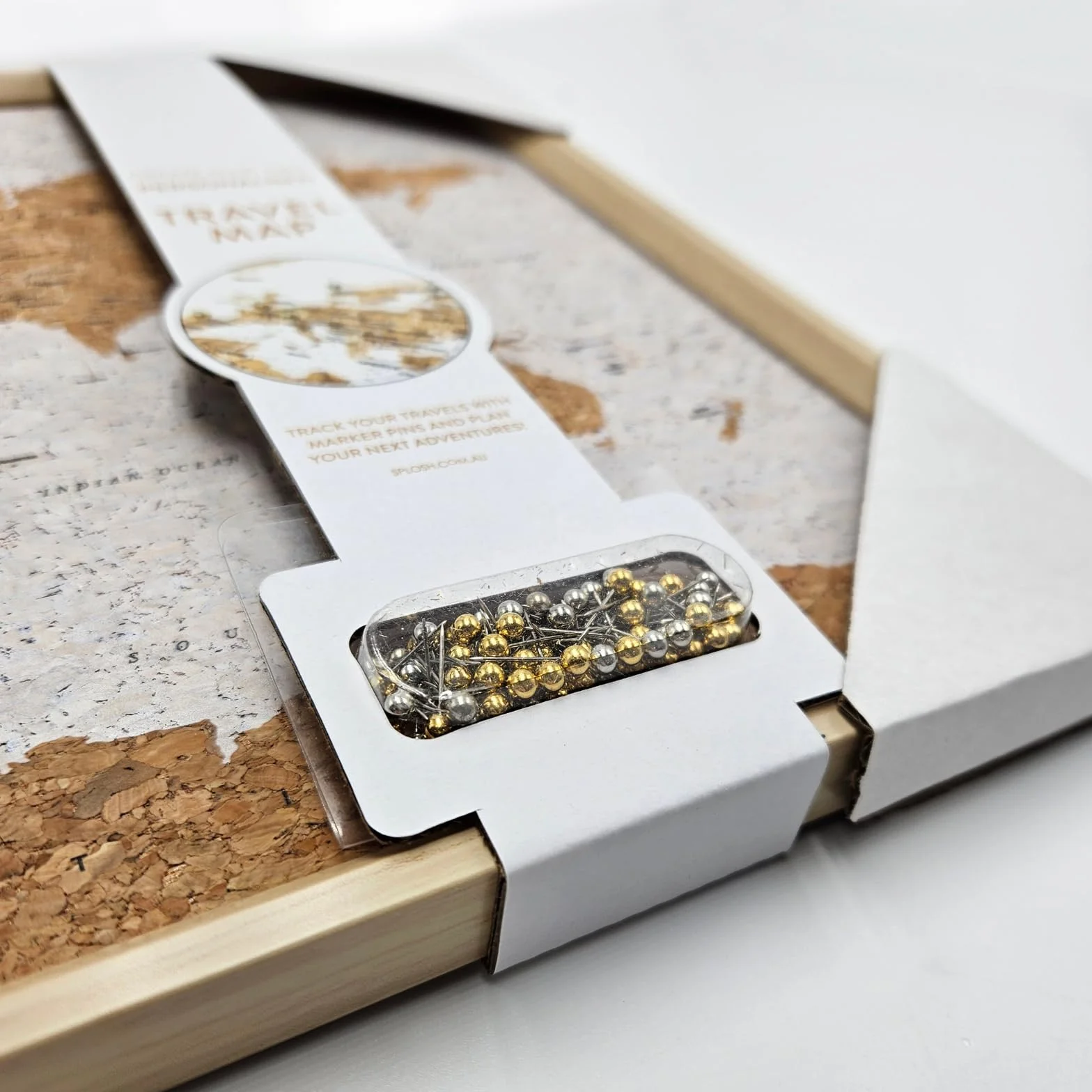 Splosh Mappa da Viaggio - Bacheca Mappa del Mondo da Scrivania con Puntine in Cornice di Legno Bianco Bacheca in Sughero Mappa del Mondo con 100 Puntine in 2 Colori per Segnare le Tue Avventure