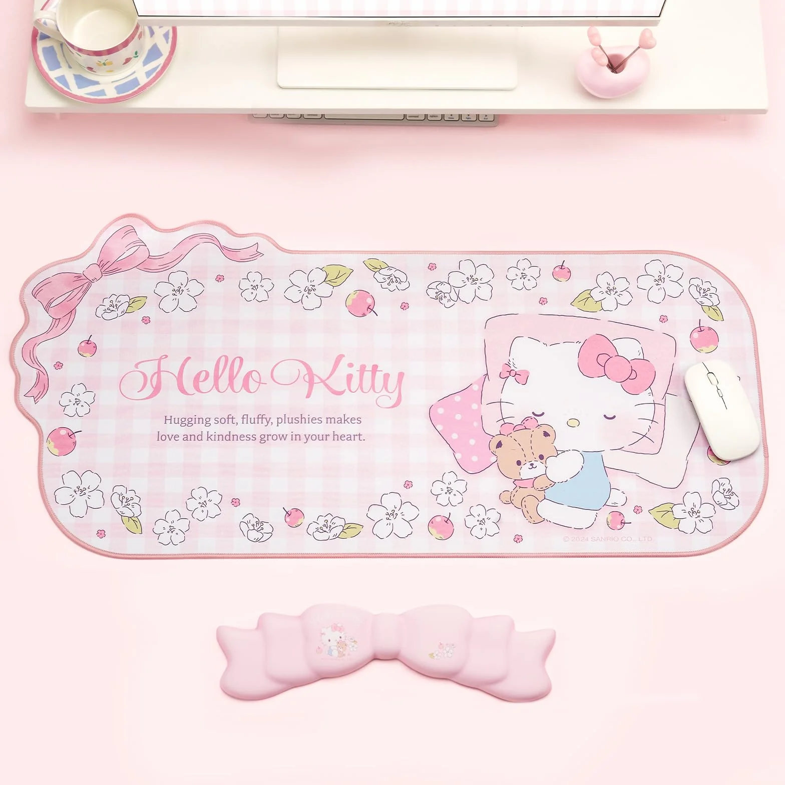 Kuitmor Set Tappetino Anime Kawaii con Supporto Polsi - Tappetino Antiscivolo e Cuscino Polsi Memory Foam a Fiocco per Tastiera e Mouse, Ideale per Gaming e Ufficio Casa - Hello Cat (Rosa)