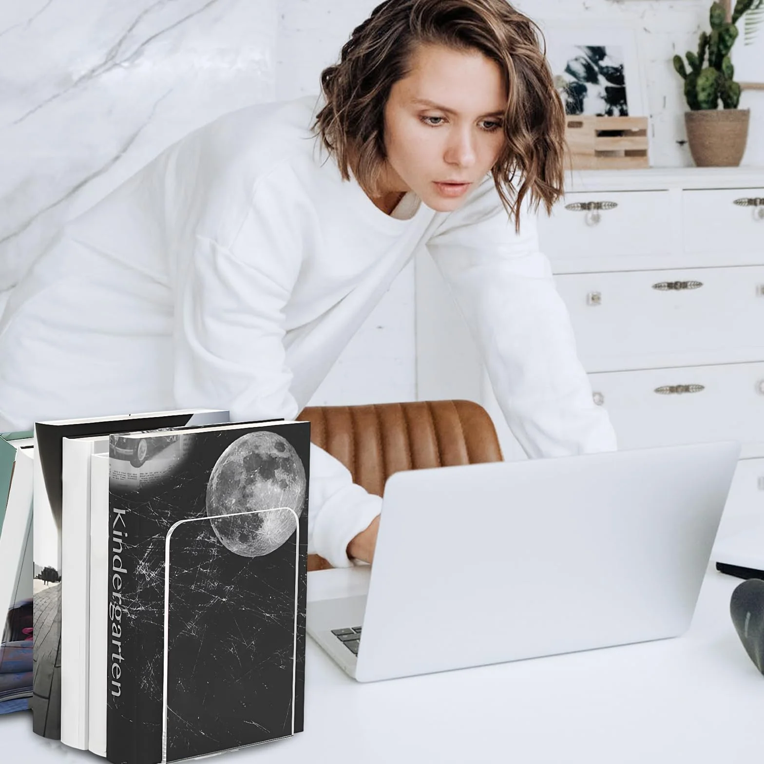 Fermalibri trasparenti in acrilico per esposizione libri fotografici