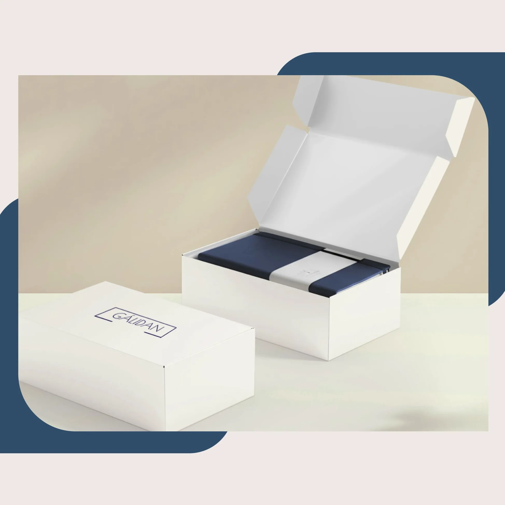 Confezione da 4 quaderni A5 con copertina in pelle PU goffrata | 200 pagine a righe - carta offset- tasca posteriore- porta penna- fascia elastica contenitore- segnalibro con ciondolo