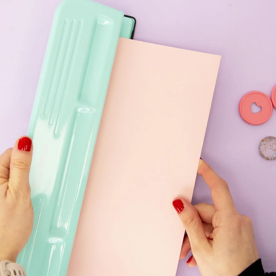 Craftelier - Perforatrice a 11 fori per planner, agende o quaderni XL speciali per scrapbooking | Capacità di punzonatura per 3 carte da 90 g/m2 | Dimensioni circa 32 x 9 x 5 cm