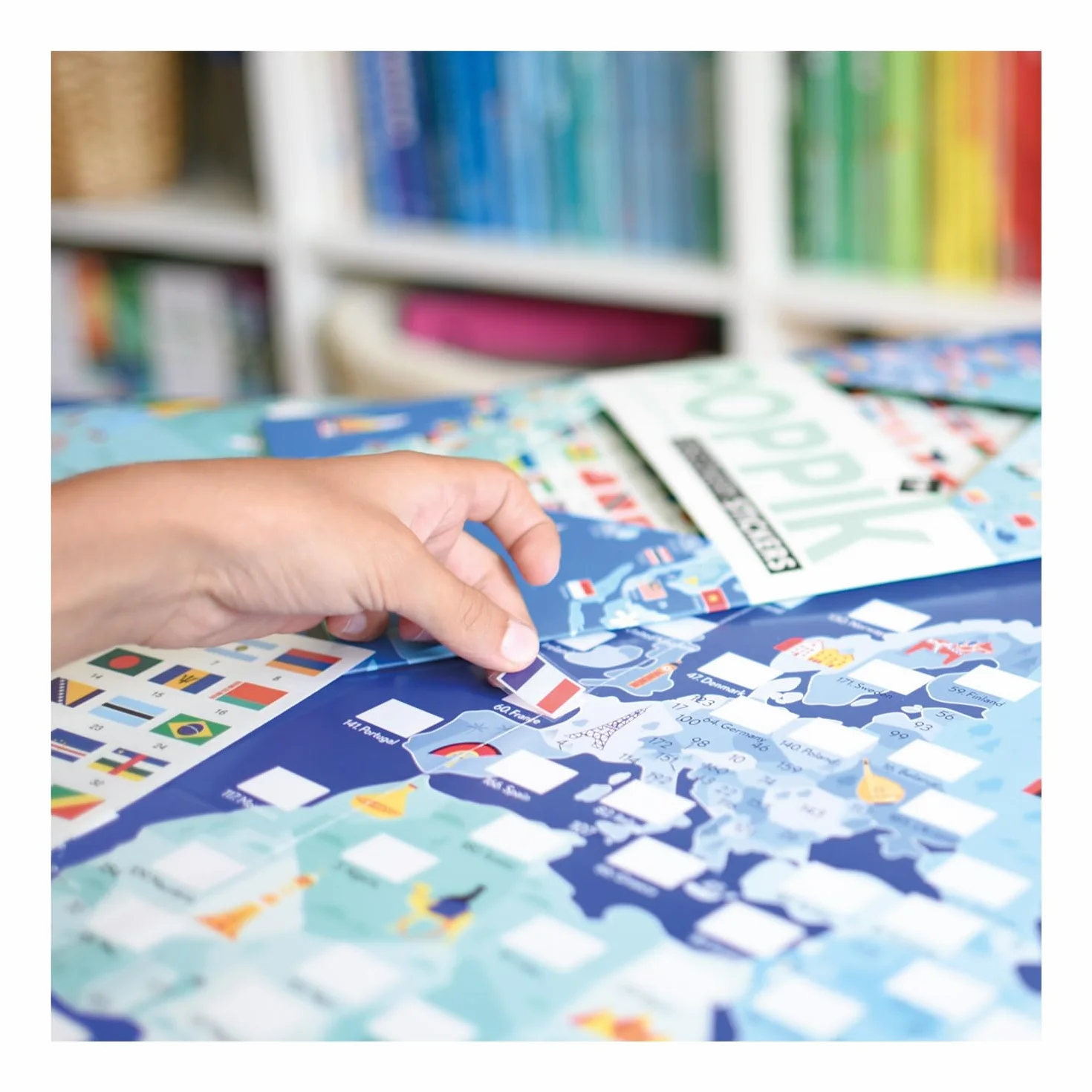 Poster interattivo con Adesivi Bandiere del Mondo 68 x 100 cm per Bambini 7+